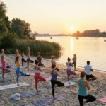 Frühlingsfit am Elbstrand: Outdoor-Yoga und Nordic Walking vom Stellplatz